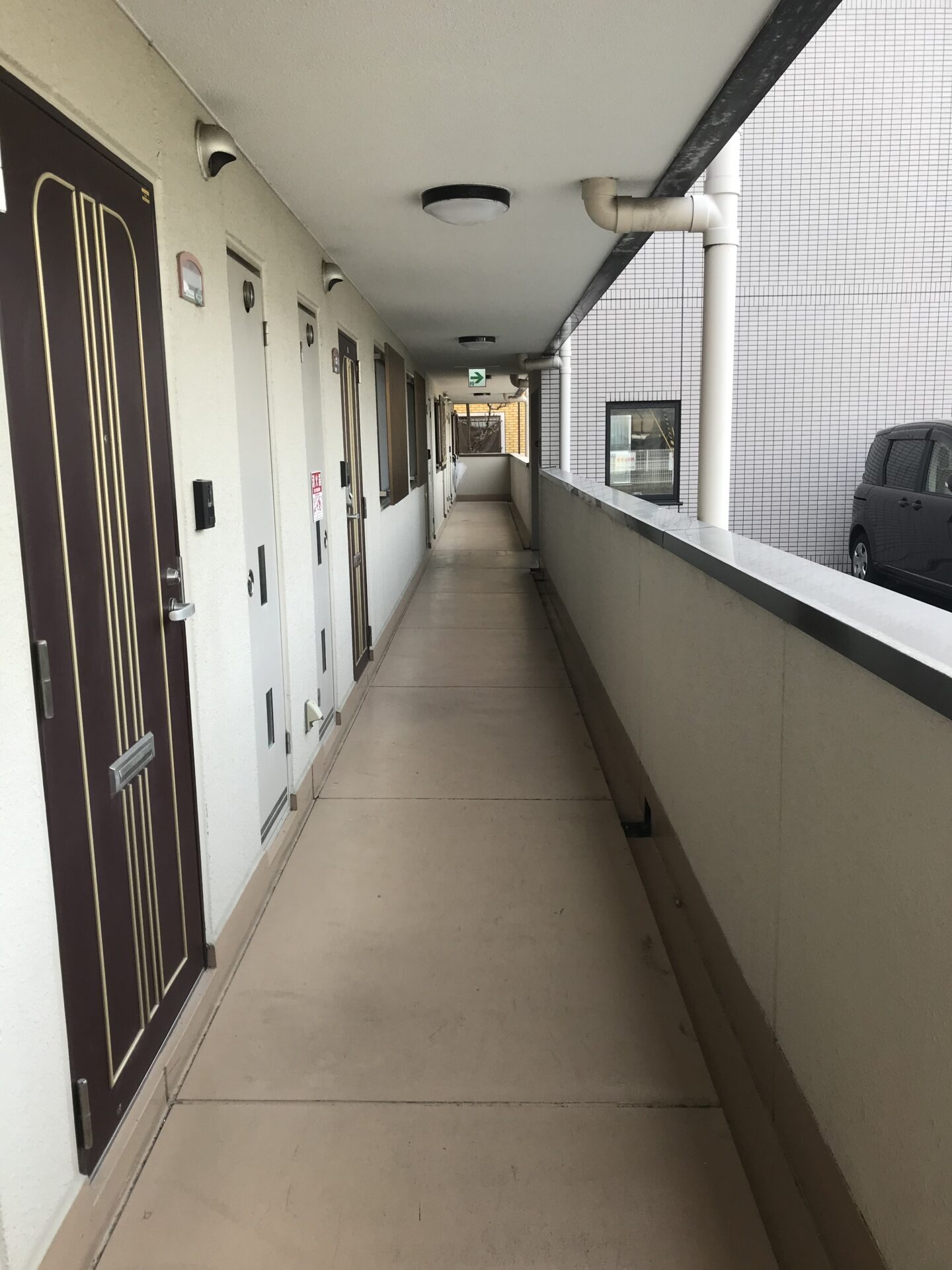 (外廊下/手前から2つ目のお部屋です!)